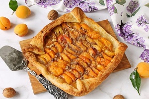 Слоеный пирог с абрикосами