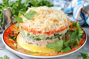 Слоеный салат с копченой курицей и колбасным сыром