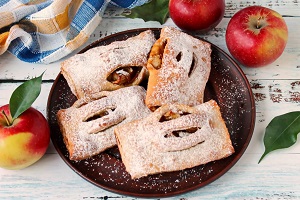 Слойки с карамелизированными яблоками