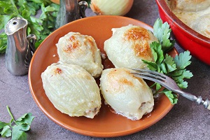 Фаршированный лук с мясом и рисом в духовке