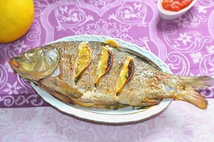 Карп с лимоном в духовке
