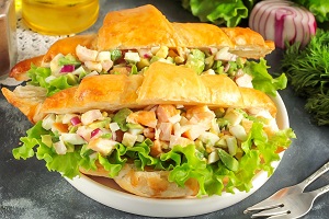 Круассаны с куриным салатом внутри
