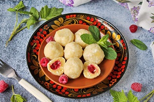 Ленивые вареники с малиной