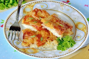 Минтай с сыром и помидорами в духовке
