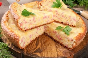 Пирог с сыром и колбасой в мультиварке