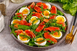 Салат из форели с рукколой