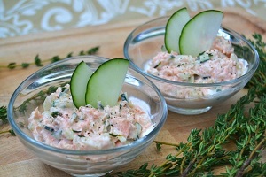 Салат с копченой рыбкой
