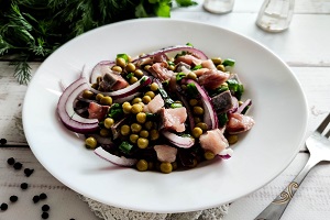Селедка с зеленым горошком и луком