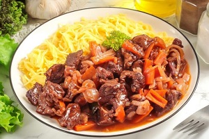 Томленные говяжьи щечки в портвейне