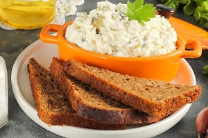 Творожный сыр с маринованным огурцом