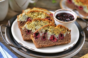 Кекс с маком и вишней