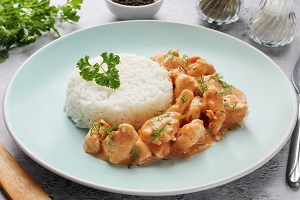 Курица в розовом соусе