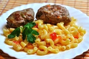 Макароны с котлетами