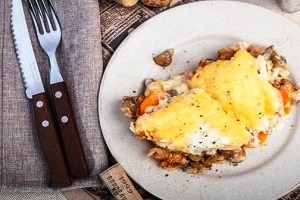 Мясо по-французски с соусом бешамель
