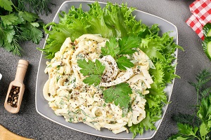 Салат из кальмаров с огурцами и сыром