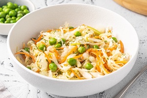 Салат с капустой горошком и яблоком