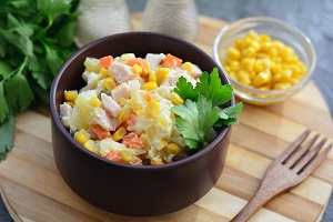 Салат с копченым мясом и кукурузой