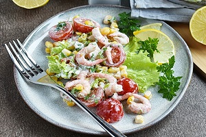 Салат с креветками и кукурузой