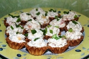 Тарталетки с курицей и ананасом