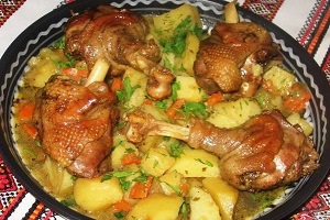 Гусь тушенный с картошкой