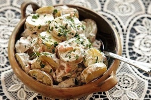 Картофельный салат с копченой рыбой