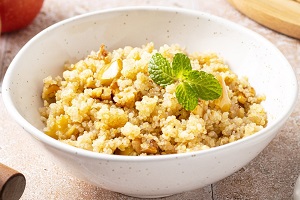Киноа с яблоком и орехами