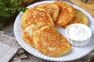 Оладьи с зеленым луком и колбасой