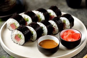 Роллы с тунцом и кунжутным соусом