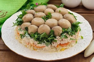 Салат Грибная полянка с курицей