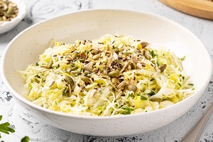 Салат из капусты с семечками