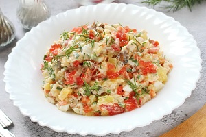 Салат из отварного хека