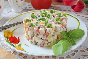 Салат с жареным яйцом и курицей