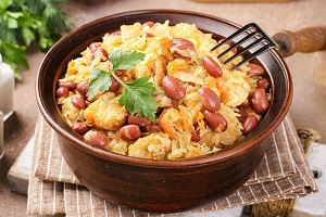 Тушеная капуста с фасолью и курицей