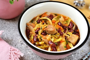 Тушеная капуста с мясом и фасолью