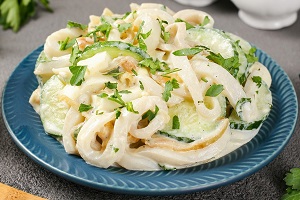 Кальмаровый салат с огурцом