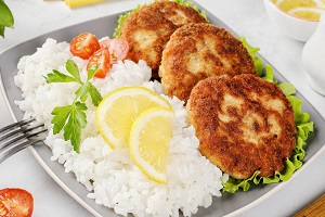 Котлеты из горбуши с лимоном и рисом