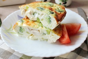 Омлет с курицей и брокколи