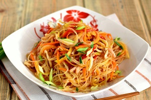 Салат из фунчозы с кальмарами