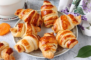 Слоеные рогалики с курагой