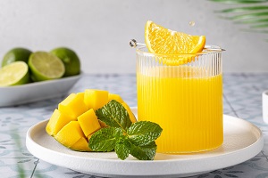 Сок из апельсина лайма и манго
