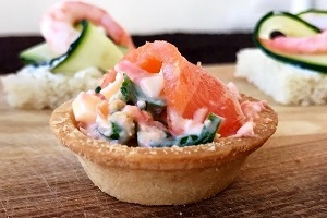 Закуска из красной рыбы и креветок