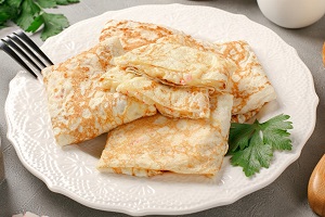 Яичные блинчики с крабовыми палочками и сыром