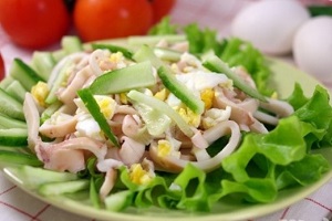 Кальмаровый салат классический