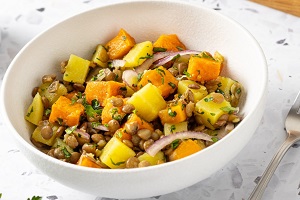 Картофельный салат с тыквой и чечевицей