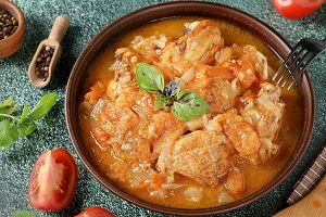 Курица тушеная с помидорами и луком
