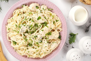 Паста с курицей в сливочном соусе