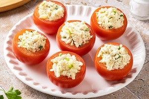 Помидоры фаршированные сыром и чесноком