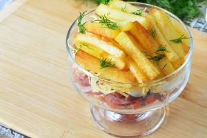 Салат с картошкой фри и колбасой