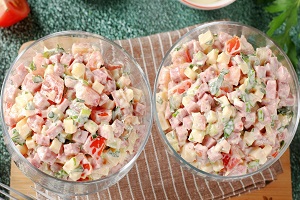 Салат с колбасой сыром и помидорами
