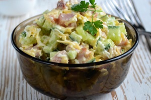 Салат с копченым мясом и огурцом